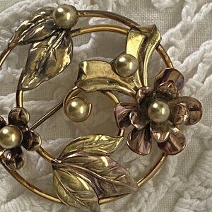 Vintage Signed Barclay Circle Wreath Brooch Pin Faux Seed‎ Pearl Gold Tone 1.5"